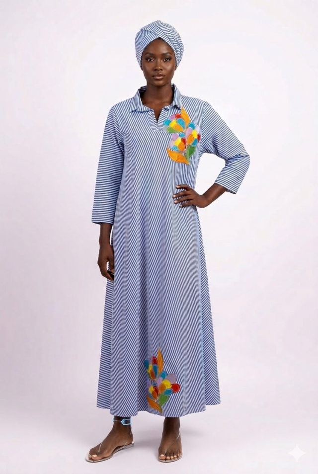 Robe Élégance Teranga – Bleu Rayé Broderie Colorée